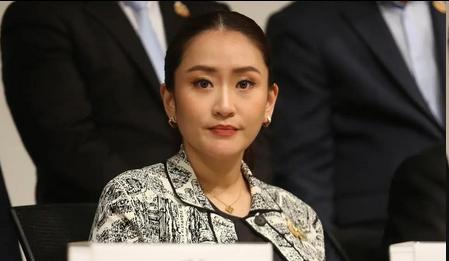 泰国前总理佩通坦，也就是那位被宪法法院停职的女总理，最近在曼谷办公室接受了《曼谷