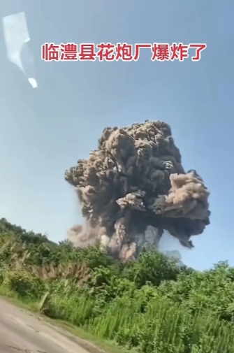 湖南一花炮厂发生爆炸，黑烟冲天！据消息称，附近居民的玻璃有被震碎的，大量黑烟犹如