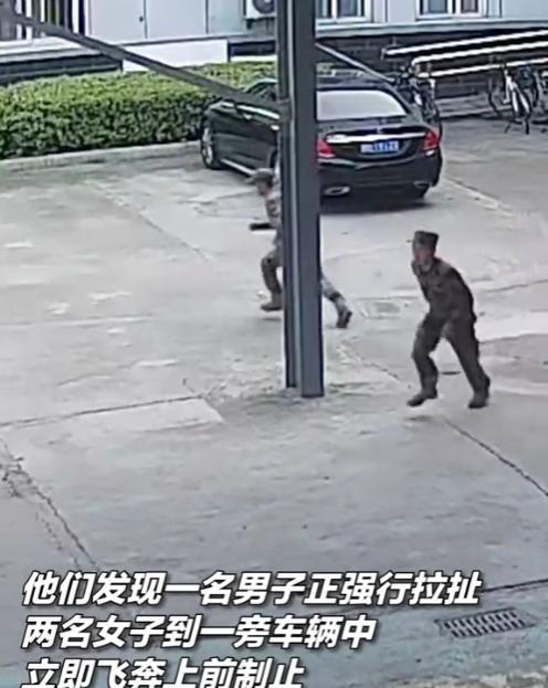 “胆子太大了！”浙江金华，2名武警正在巡逻，突然听到街上传来一阵急促的呼救声！发