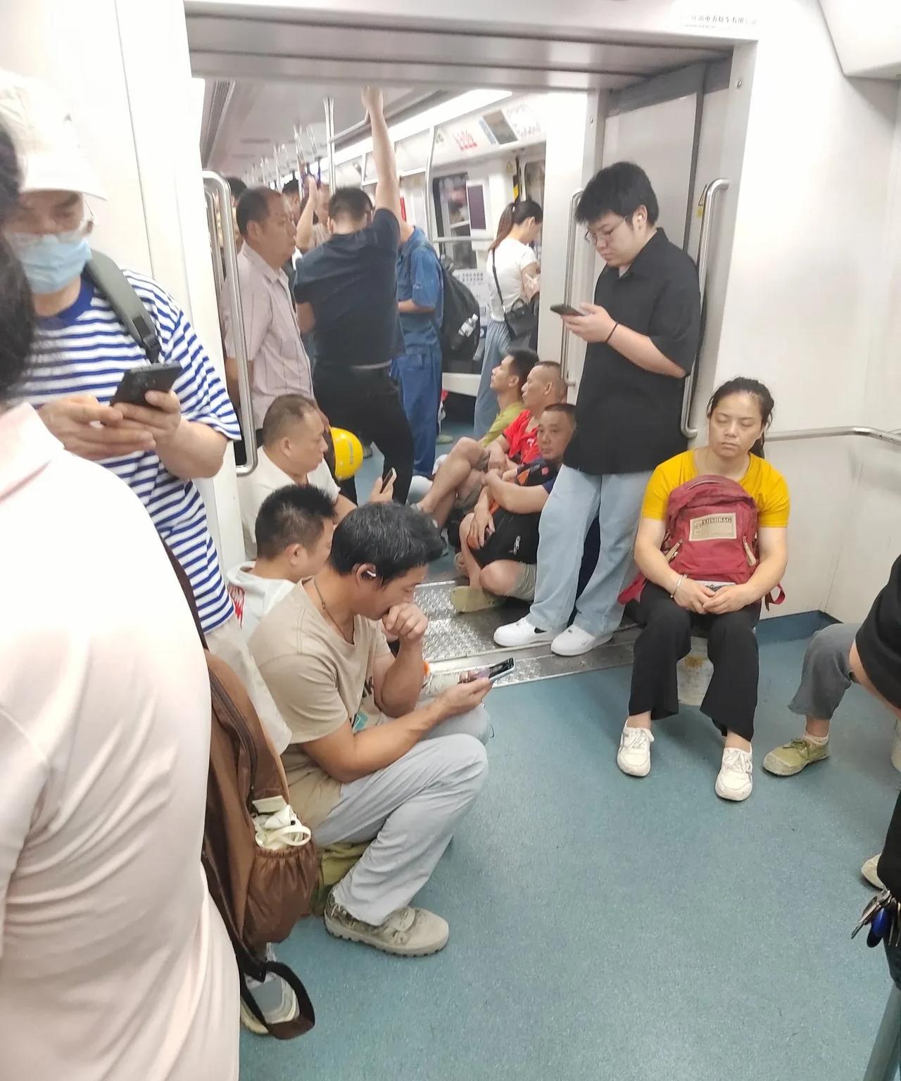 深圳地铁文化！深圳地铁文化之牛马通勤日常！还是一样，地铁连接处还是每一个牛马最喜