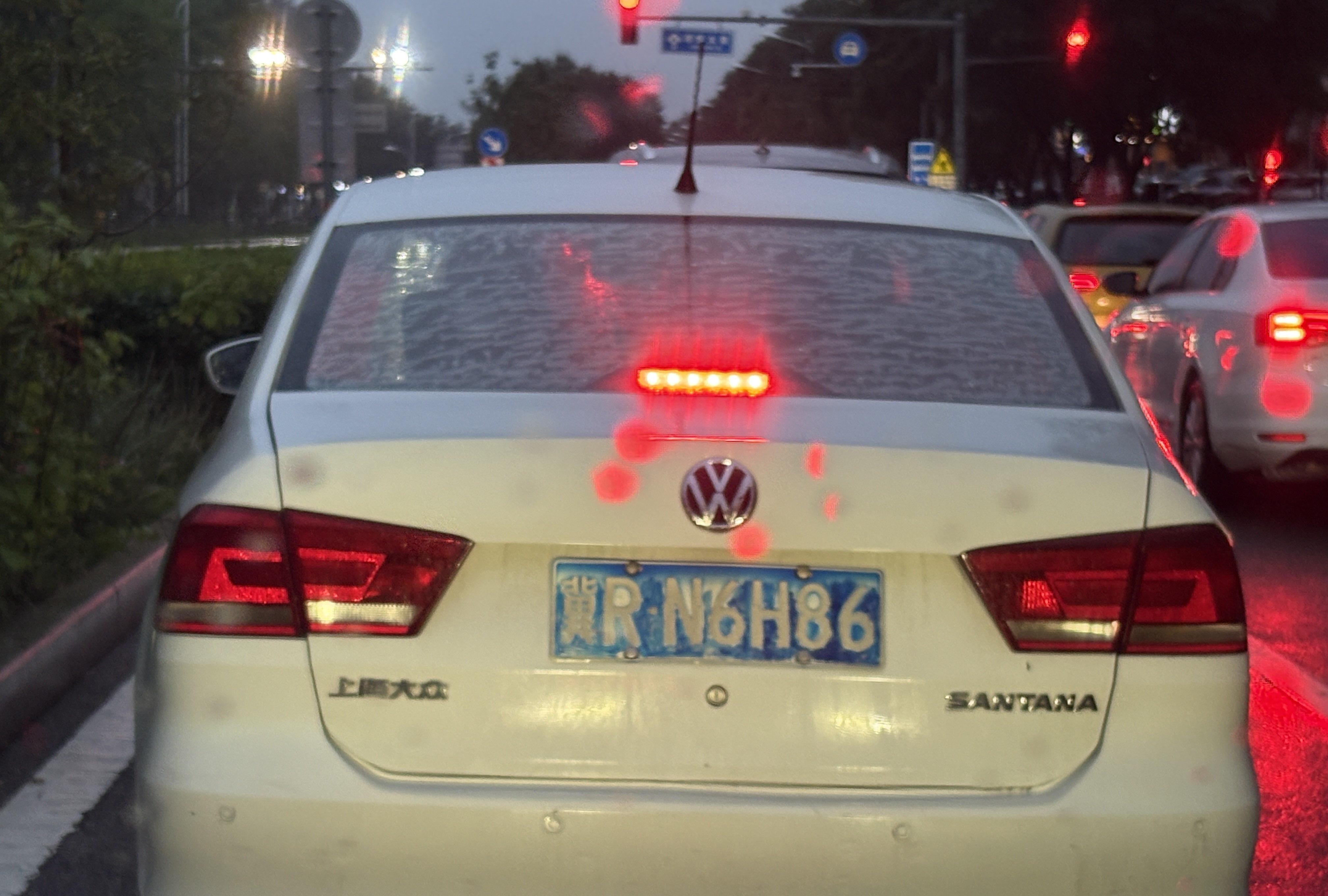 请问这样的车牌在哪能买到，经常在道路上遇到。