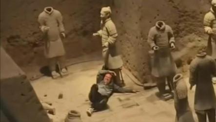 西安男突然跳入俑坑推倒兵马俑　警方：患有精神疾病　已被控制