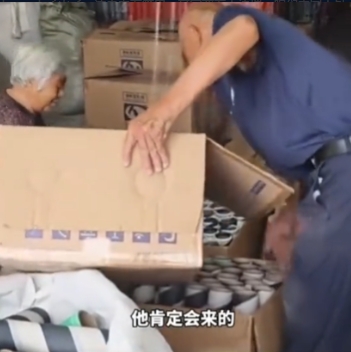 “这就是中国人的素质！”6月9日，江苏海安，一个私企老板早晨送小孩上学，发现仓库