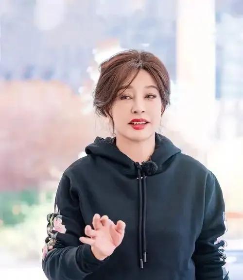 刘晓庆被曝大瓜！
网友们看后纷纷评论道。
都是利益惹的祸，一开始没谈好吗？这种事