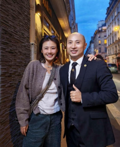 37岁马思纯在巴黎夜逛，打扮超洋气，瘦了不少，笑起来老好看了！ ​​​