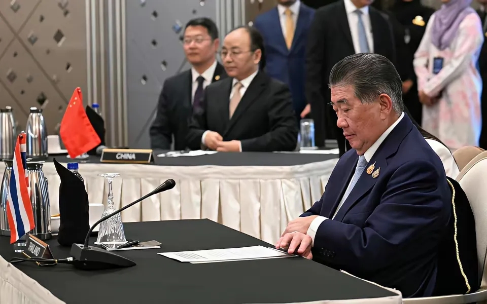 泰柬双方进行谈判时，由中美代表共同监督，这样的场面实在令人忍俊不禁。
在双方正式