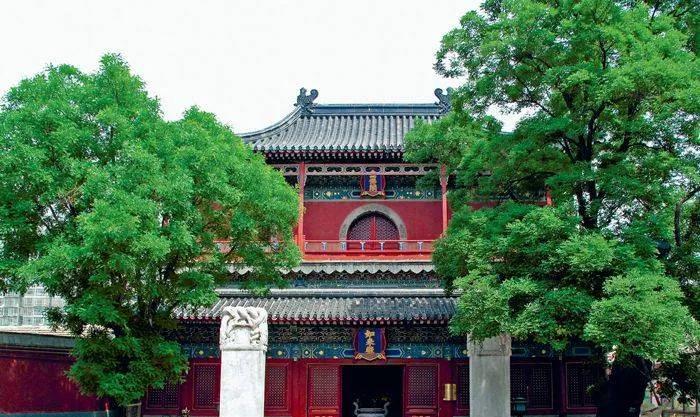在明代皇家寺院、敕建寺院一般使用黑色琉璃瓦，因为黑色琉璃瓦象征着神圣和庄严、权势