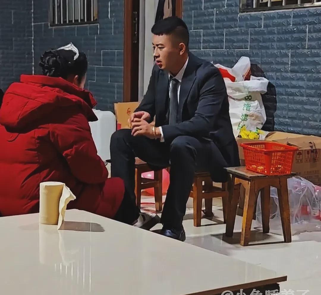 这位新郎真体贴！云南一场婚礼完毕，新郎送走宾客后，发现新娘独自落座，神情略显忧伤
