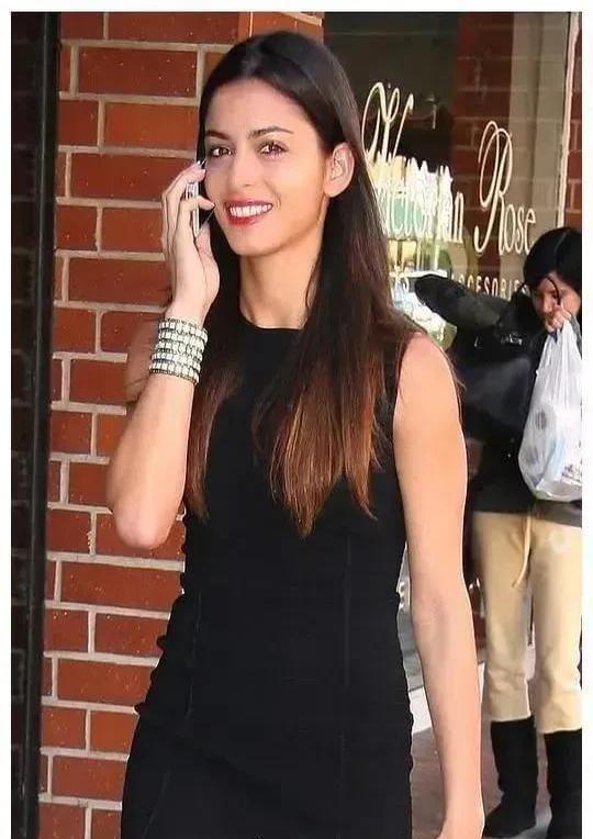 这位从巴西热带雨林走出的双鱼座美人，用演技征服了整个英伦半岛。
斯蒂芬妮·法图齐