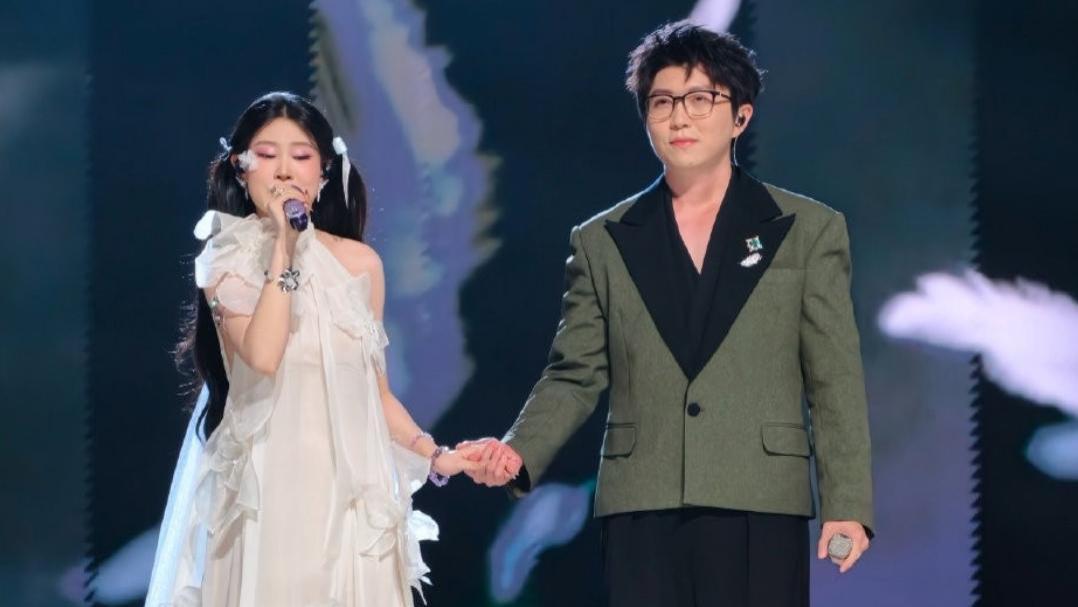 沈佳润破音上热搜，毛不易救场成年度工伤名场面，网友吵翻