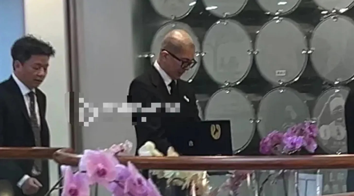 具俊晔大S家属送大S最后一程











什么？大S去世了？假的吧！这