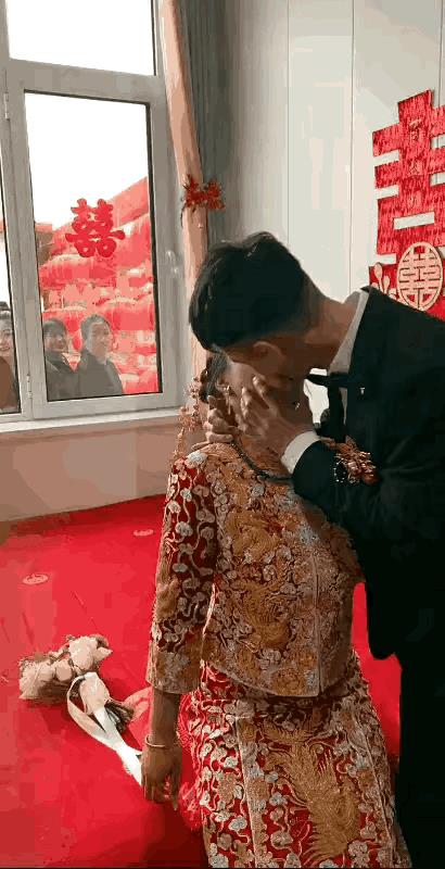 大妈：谁还没有年轻的时候啊。
