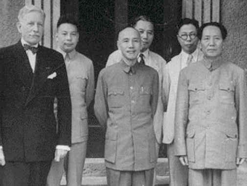 在重庆开会时，蒋介石提出让毛泽东担任省长。毛泽东平静地问道：“委员长要我担任哪个