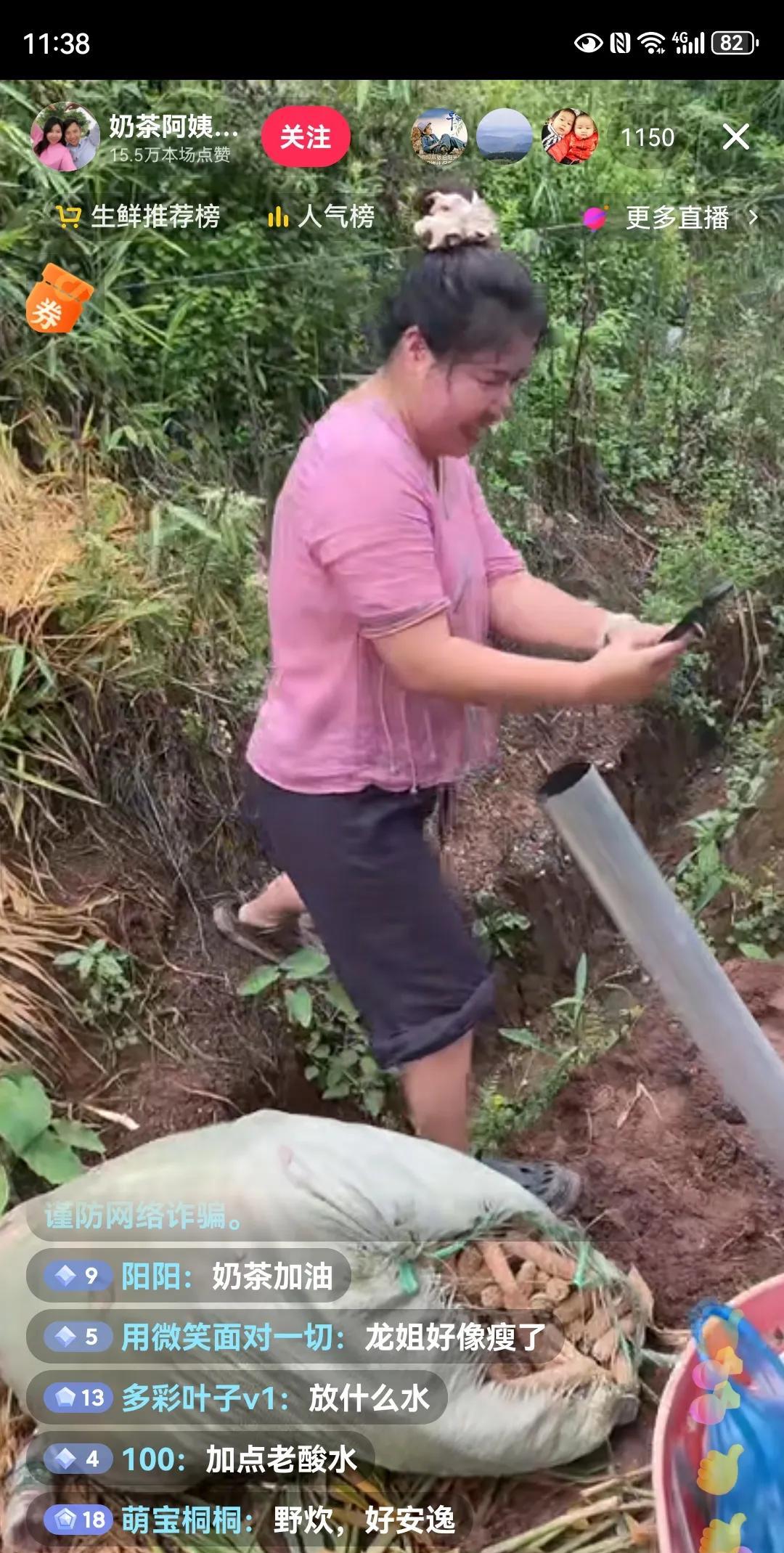 奶总龙哥为卖货是真拼了。
奶总在犍为卖仔姜，把锅碗瓢盆灶，风扇，食材，调料，全都
