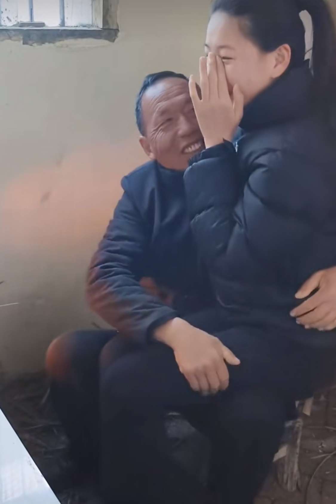 老表命太好了，娶了个年轻10岁的媳妇。