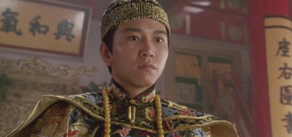 1992年，在拍摄《鹿鼎记》时，导演王晶对“康熙”的扮演者温兆伦百般刁难，可温兆