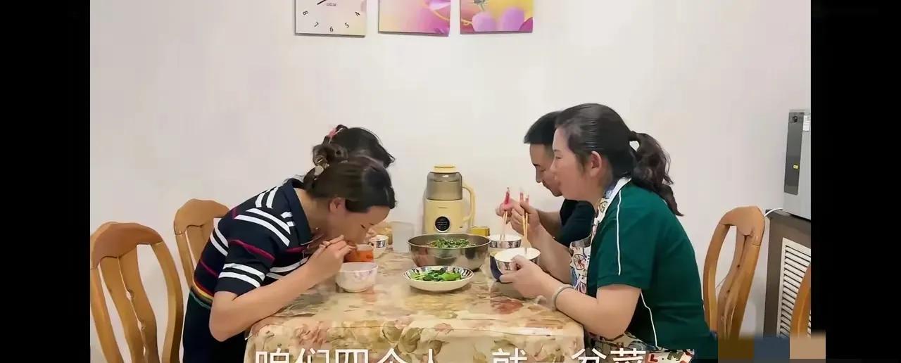 终于知道为啥说乡野农哥霞姐对倔媳妇抠门了？这姐妹俩真是好样的，前几天霞姐还在倔媳