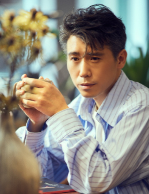 一次颁奖活动上，于和伟遭到了主持人无礼的要求，而他也没有给对方面子，直接冷漠的离