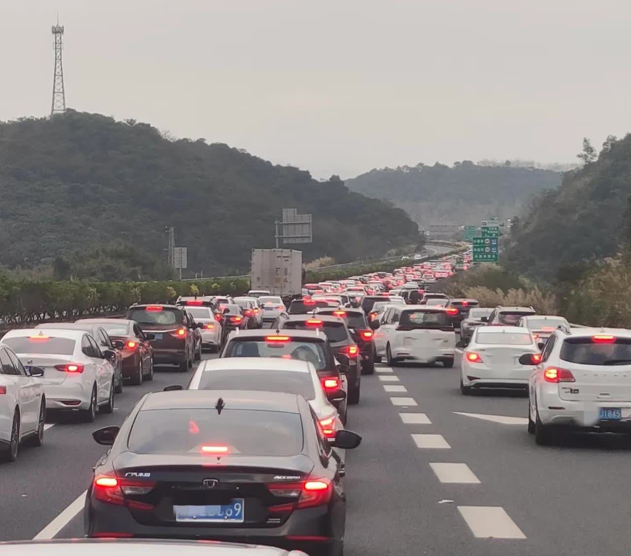 在高速上开车你一般开多少码？

1、车速160以上：车速太快，对自己不负责任