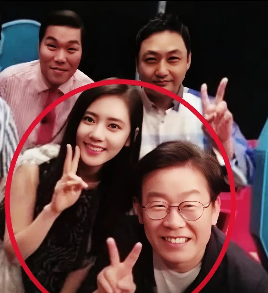 秋瓷炫和于晓光做梦也没想到
泼天的流量砸了过来
不是因为出演的剧火了，而是夫妻俩