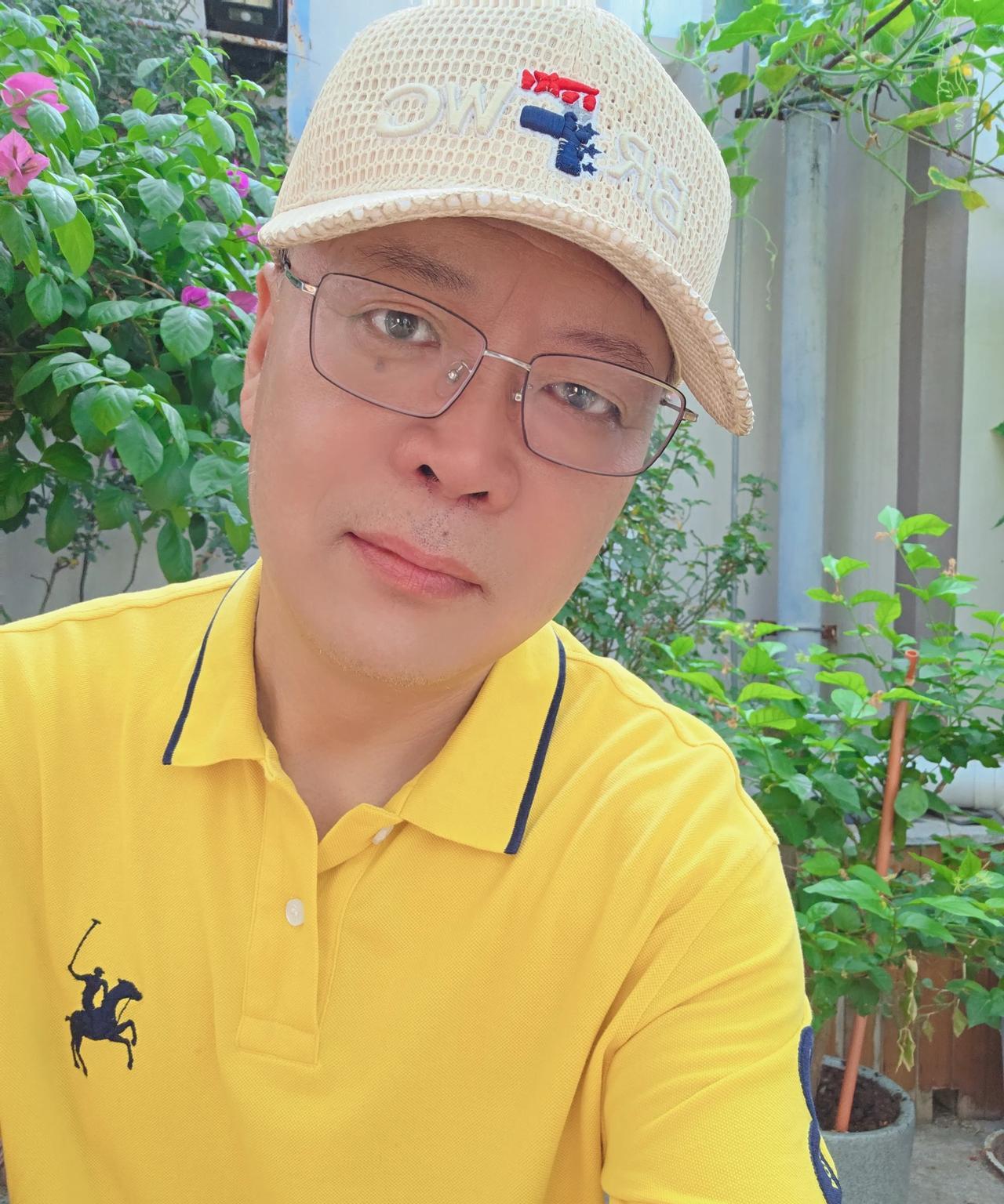 不要脸了：再发几张照片……
我要记住2025年秋天第一个上午的小院和我自己。以后