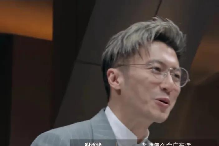 这个男人真的确实很有魅力。
说话温文尔雅的，言谈举止非常得体。
身材保持好，完全
