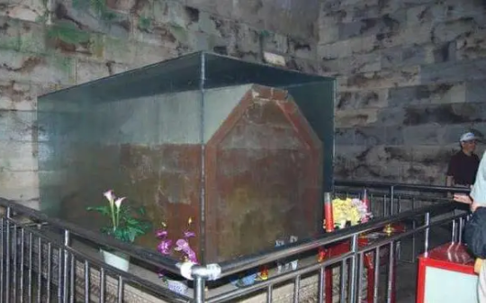 “一个死老太婆，要那么多财宝有什么用？”孙殿英夜盗慈禧墓，当年那晚，地宫里诡异频出，许多人不得好死.