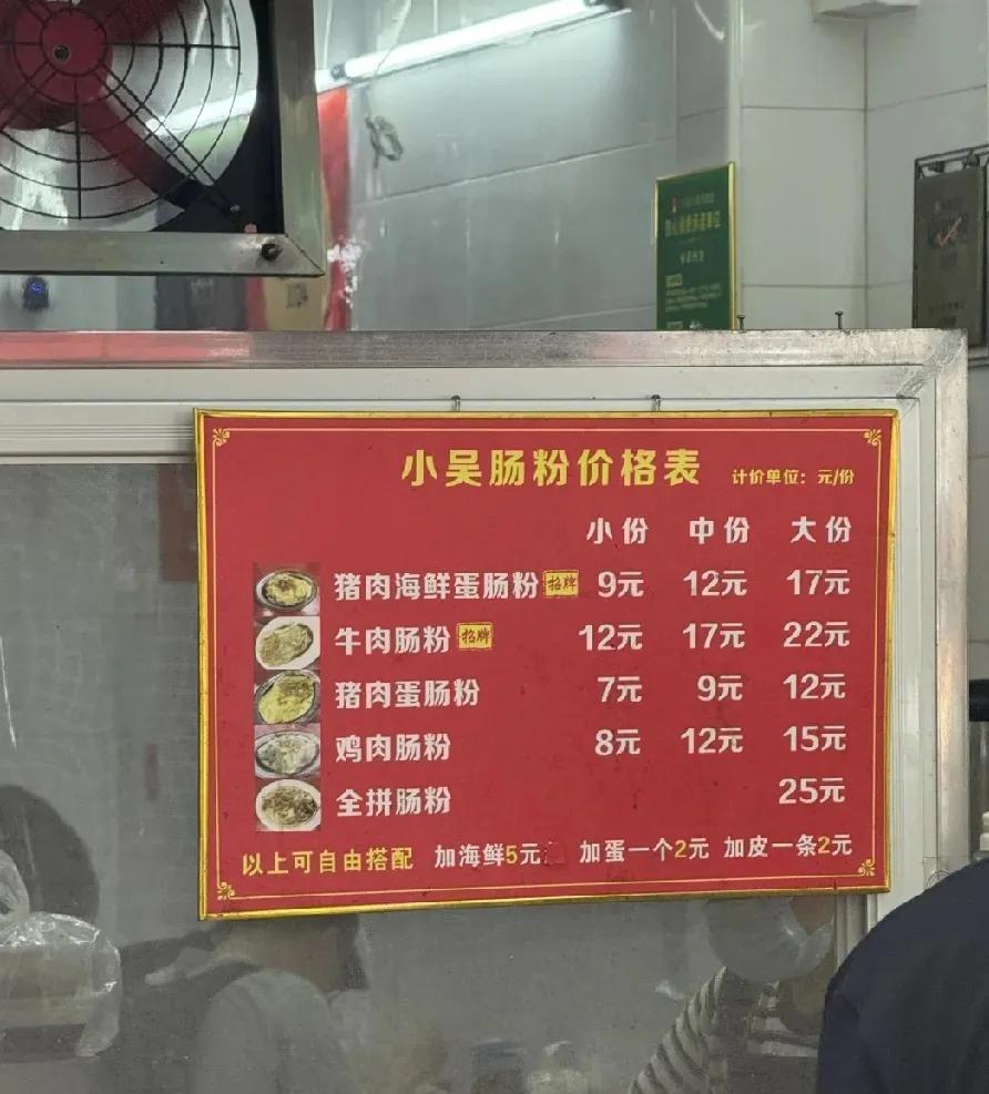在外打工的潮汕人很少回老家发展。
从生活成本上看，潮汕物价普遍比广州贵，在广州花