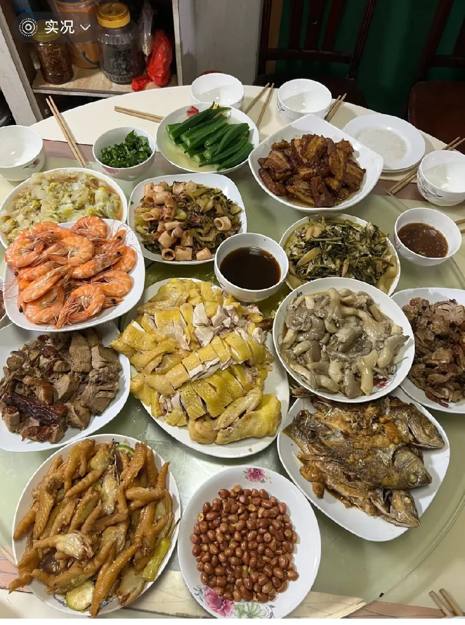 广西人的热情好客，大家都懂的。
广西人请客到家里吃饭，总是说没什么菜，随便吃点…
