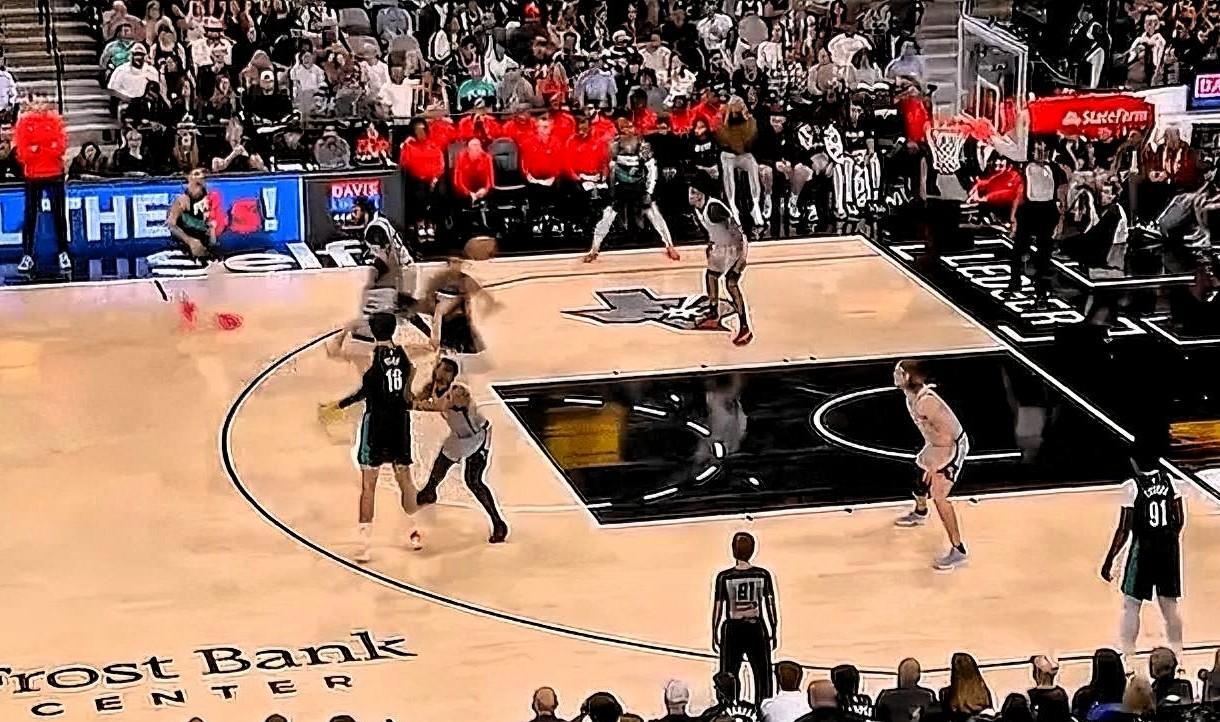 杨瀚森终于发挥出组织策应才能了！
在今日开拓者对阵马刺的首节比赛中，杨瀚森获得出