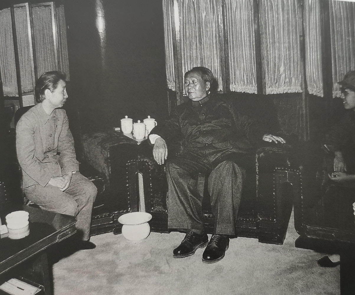 毛主席面前的这位女红军叫曾志，非常厉害。
有一次，红军要转移，带上很多女同志行军