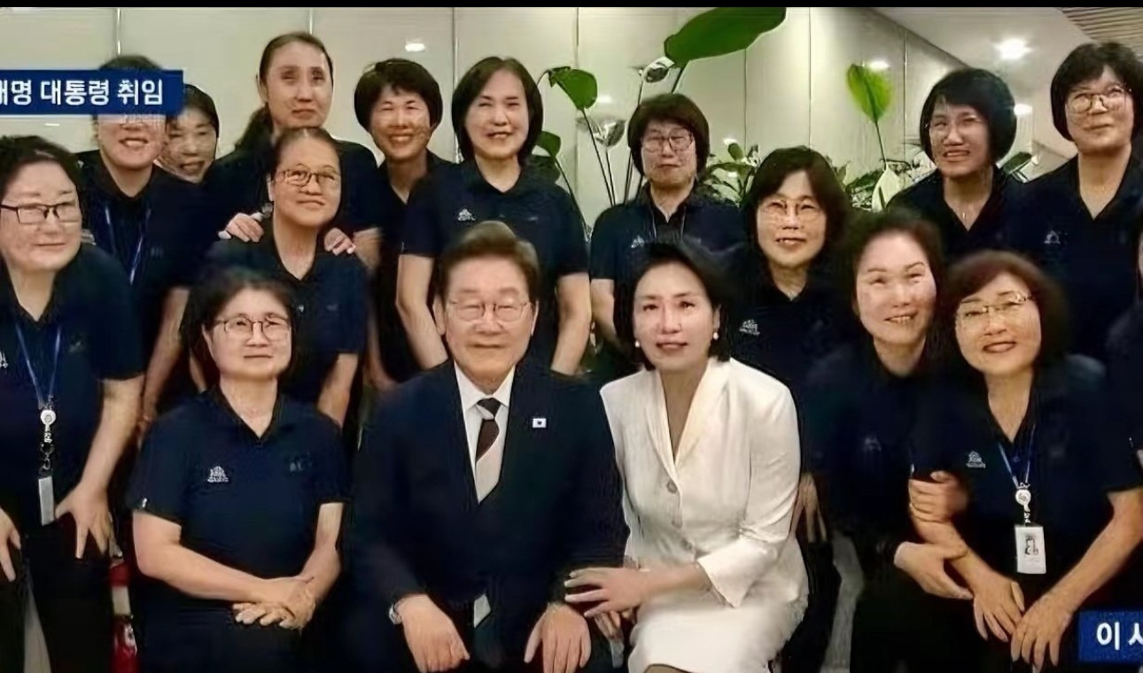 新的韩国总统上任，大家都紧盯他。











---







