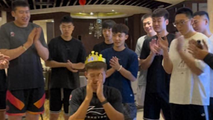 周鹏庆生会！赵睿摁头砸蛋糕玩嗨，杜锋下手慢了点，李炎哲惊讶