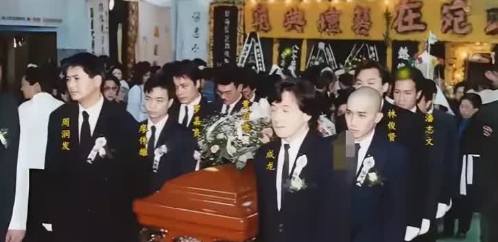 不知道这是谁的葬礼，能够请到成龙和周润发抬棺。当时两人都很年轻，后面的一堆人也都