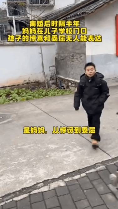 受不了，瞬间泪崩了！
第一眼是看到妈妈的惊喜，第二反应是没有妈妈时候的心酸，看孩