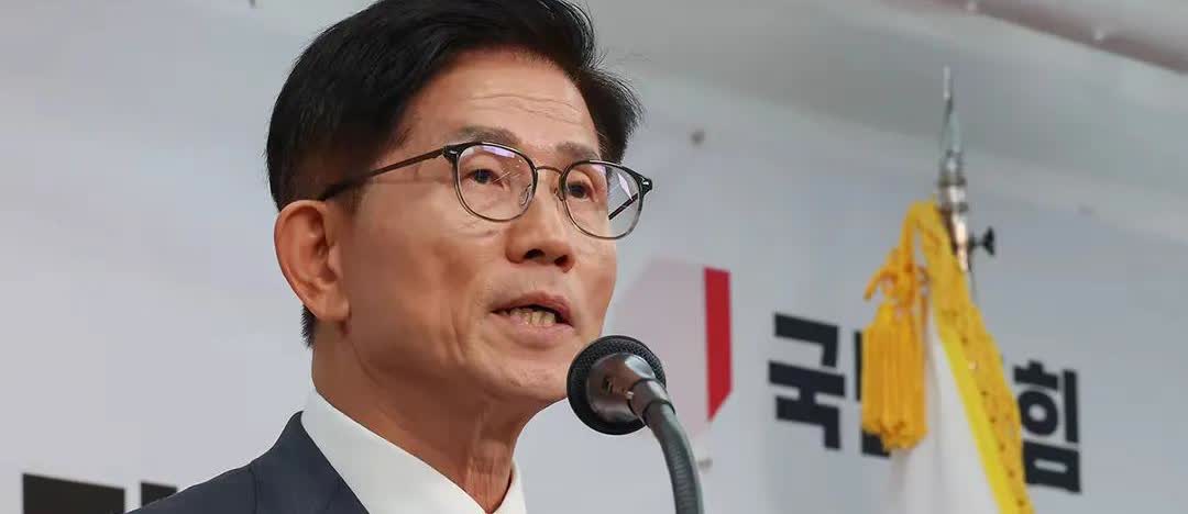 金文洙这时候看不下去了，他曾经作为韩国的雇佣劳动部长，这时候他已经看不下去李在明