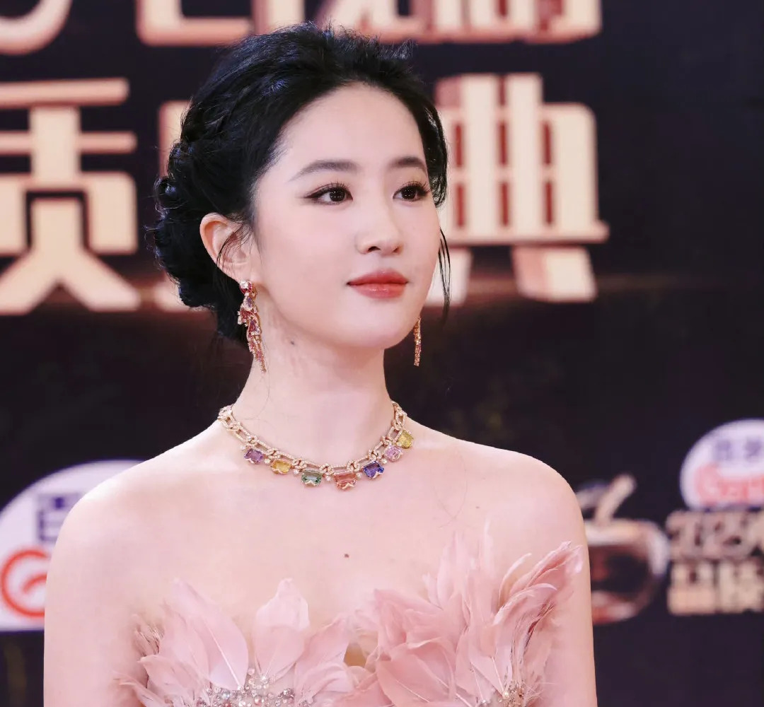 刘亦菲为啥这么红











娱乐圈真是个名利场！多少明星为了红削尖脑