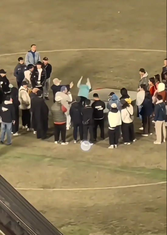 周星驰大手笔，为拍摄《少林女足》把惠州大亚湾文体中心体育场包了五天。

从路透看
