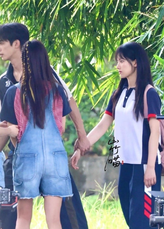 宋威龙张婧仪《野狗骨头》同框路透合集，宋威龙帅晕了这个野狗骨头真的不能边拍边播吗