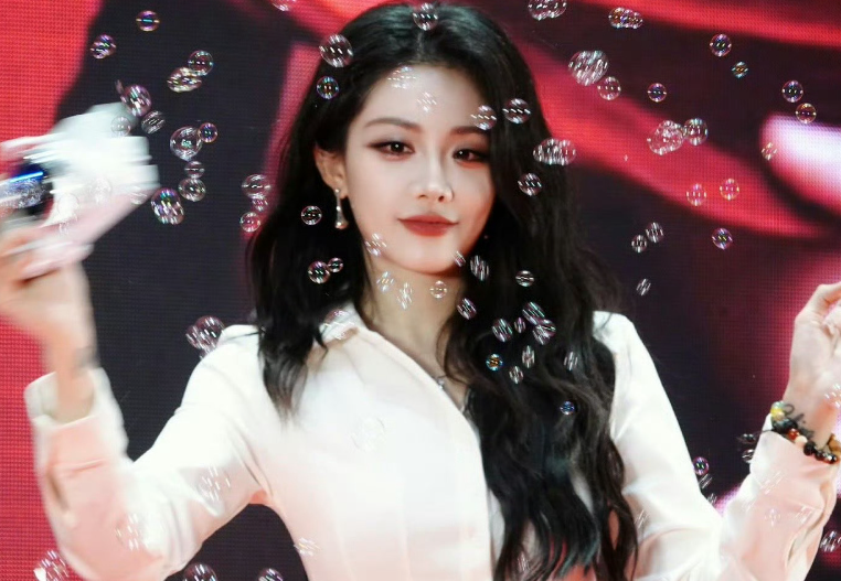 喻言在舞台上简直自带光芒，耀眼得让人移不开眼!每一个动作、每一个眼神都魅力爆棚。