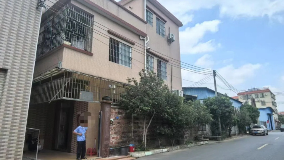 八旬老人与亡子女友再婚，女儿拿斧头怒砸家门！新婚妻子回应