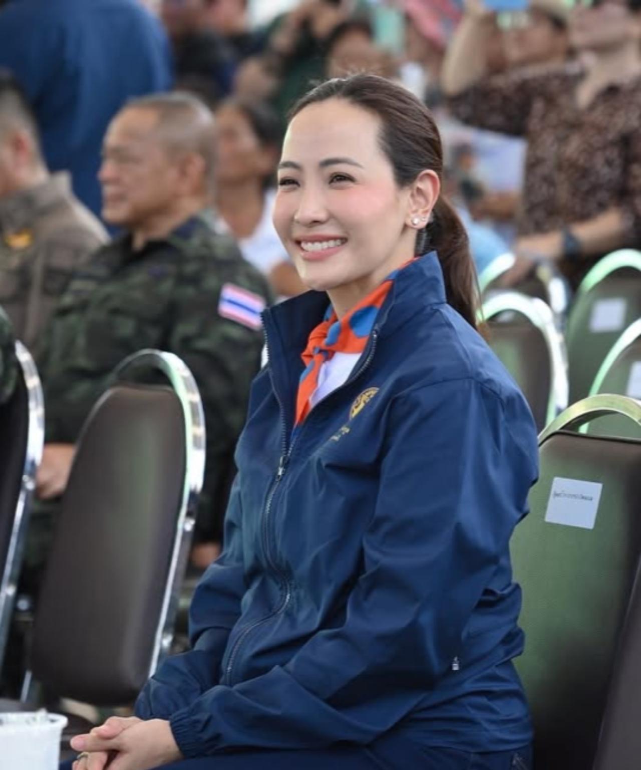 泰国第一夫人好漂亮，衣品和颜值都在线
泰国第一夫人随总理，倾听泰柬边境市民问题与