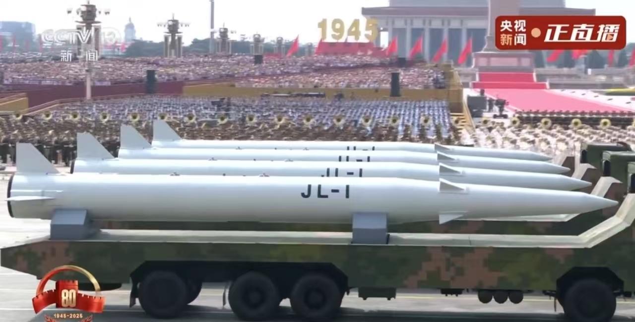 这应该就是直接宣传的阅兵公开的空基战略武器了，惊雷-1空射弹道导弹。
说实话，这