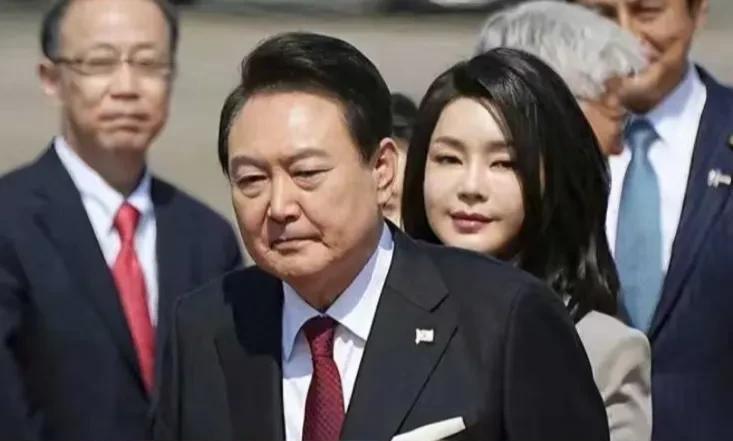尹锡悦夫妇被推上风口浪尖了！
就在昨天，3月19日，韩媒集体曝光了尹锡悦夫人金建