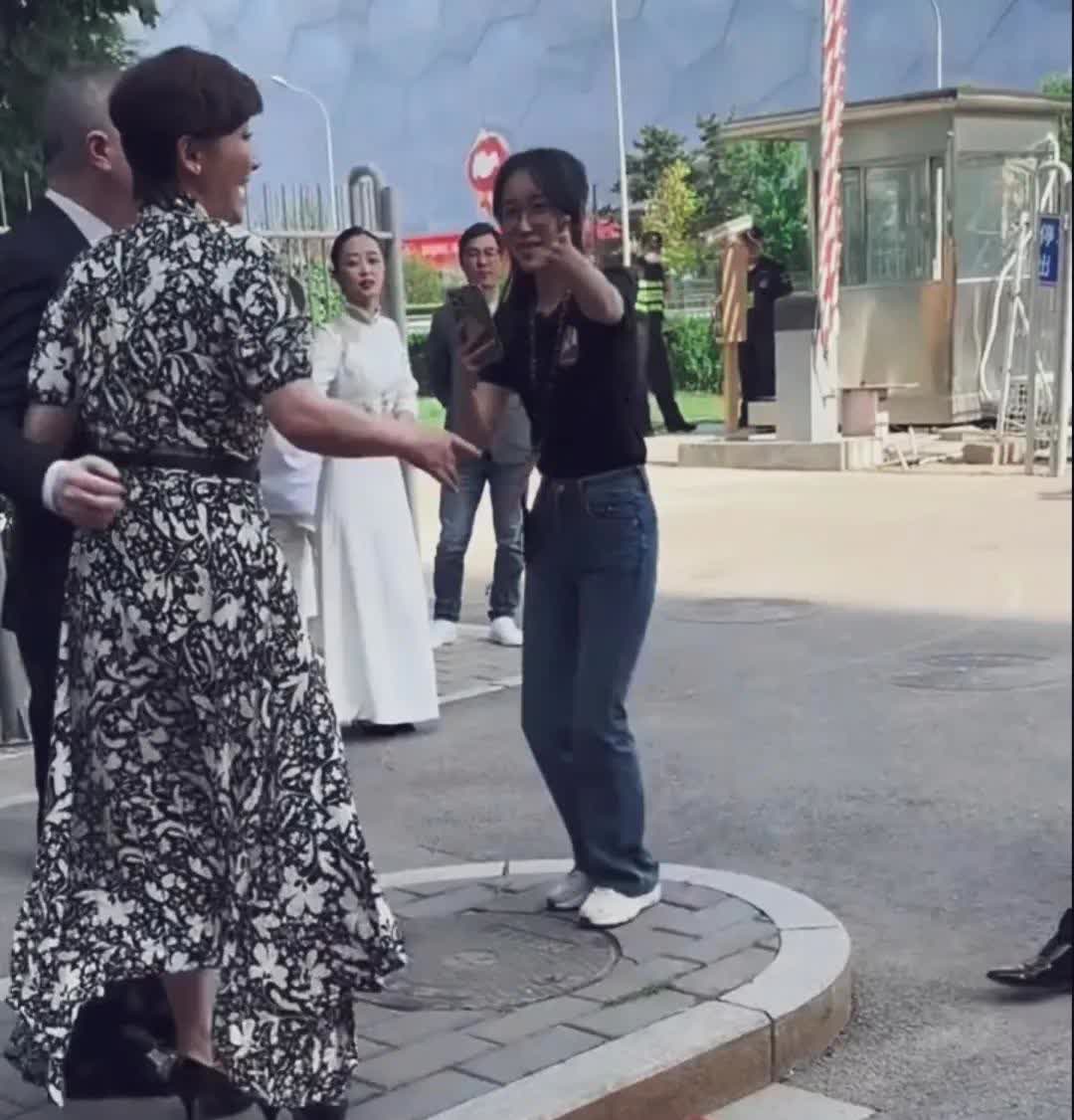 护妻狂魔冯小刚导一只手都啥不得离开妻子的腰。郎才女貌的一对老夫老妻。冯导老了也不