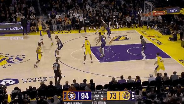 詹姆斯强攻造成犯规两罚全中，前三节7中2得到6分2助攻