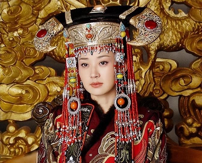 然而，姑父并不宠爱、地位不高、也不算得宠的她，最终却活成了最大的赢家。
那时候的