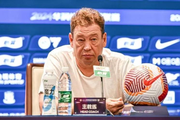 申花主帅斯卢茨基在今天的赛前发布会表示自己和马莱莱保持非常好的关系！因为明天申花
