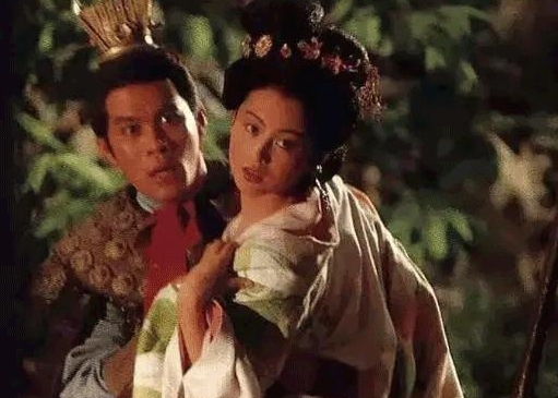 1993年，陈红扮演的貂蝉一坐在张光北腿上时，张光北就脸红成了猴屁股，眼睛躲闪，