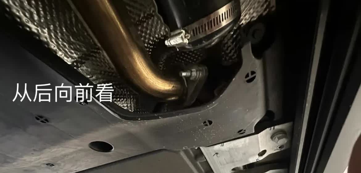 问界M8的排气管，竟然从电池包挂耳的上方走，我还是第一次见这种布局。

优势
